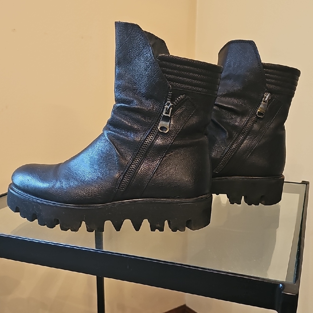 Black Natural Leather Boots. Made In Italy. Size 8.